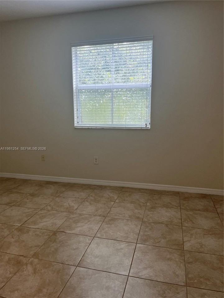 9081 Sw 153rd Ct - Photo 7 of 12