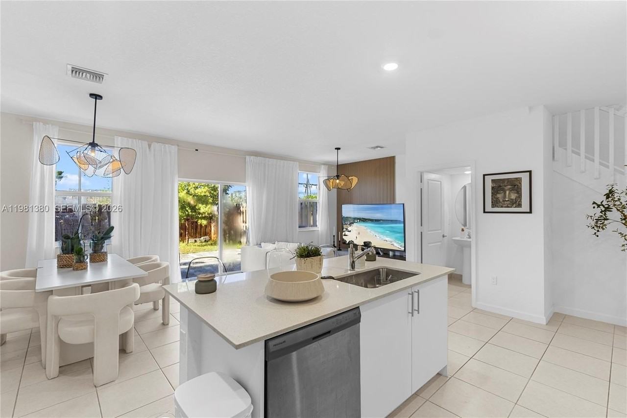 12022 Nw 46th St - Photo 2 of 11