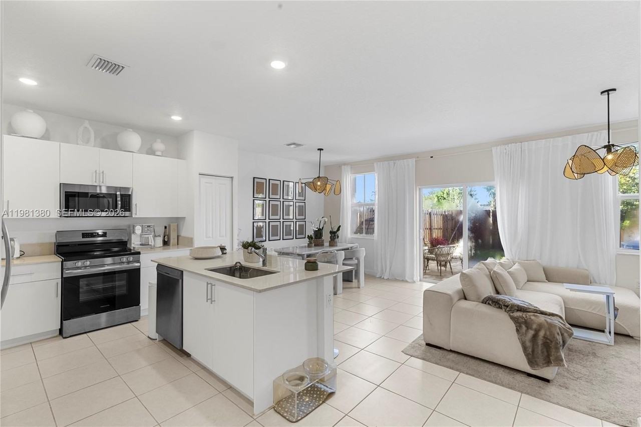 12022 Nw 46th St - Photo 7 of 11