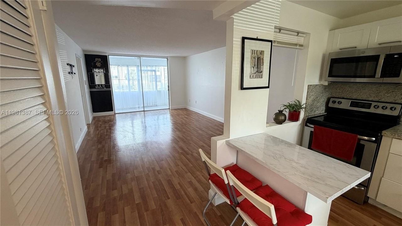 8300 Sunrise Lakes Blvd #109