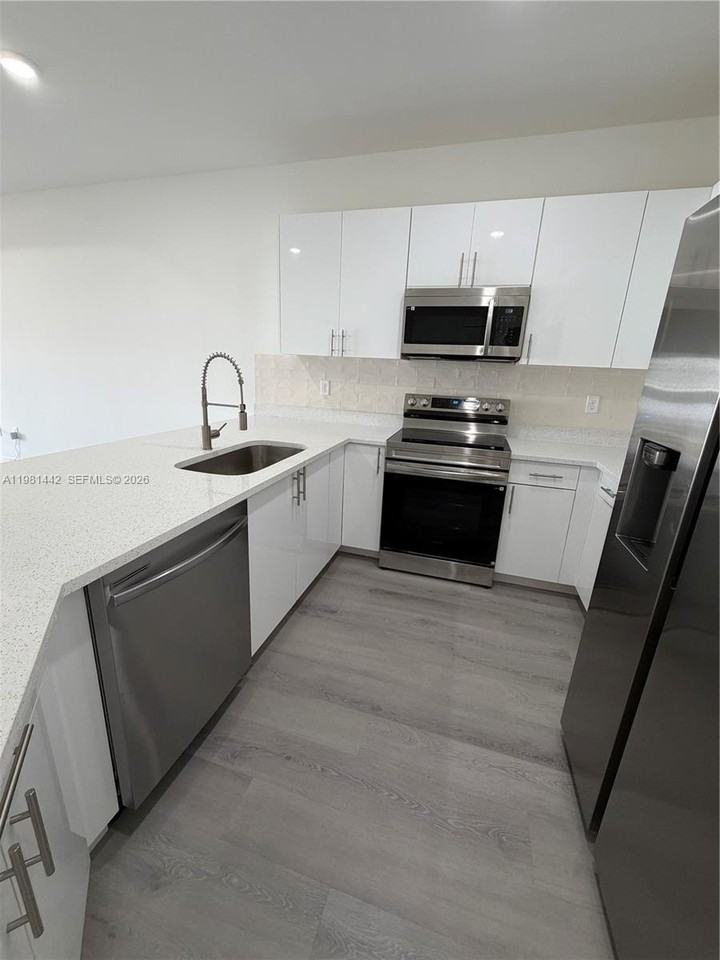 721 Ivan Ave S #721 - Photo 3 of 40