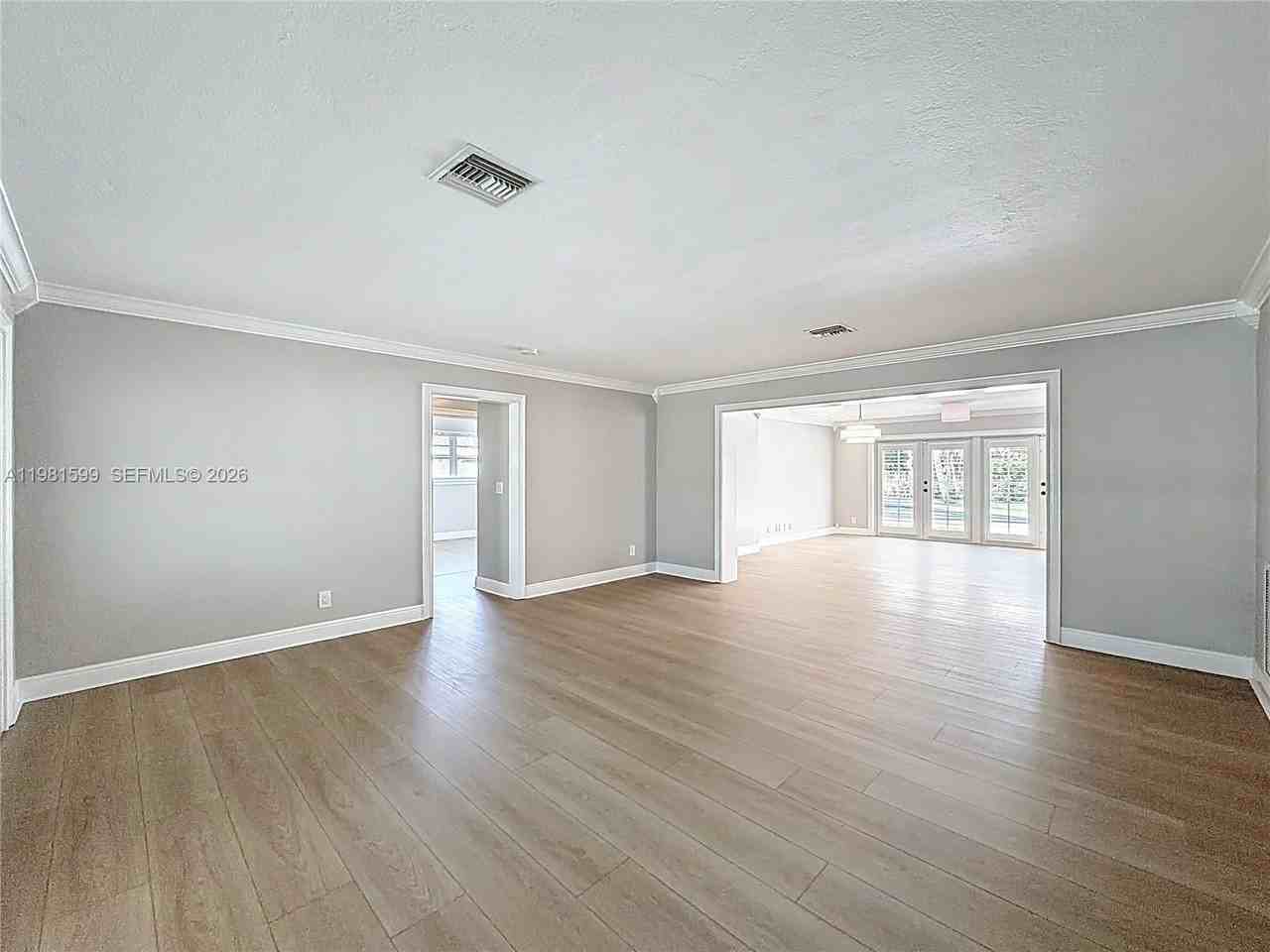 2533 Ne 21st Ter - Photo 7 of 49