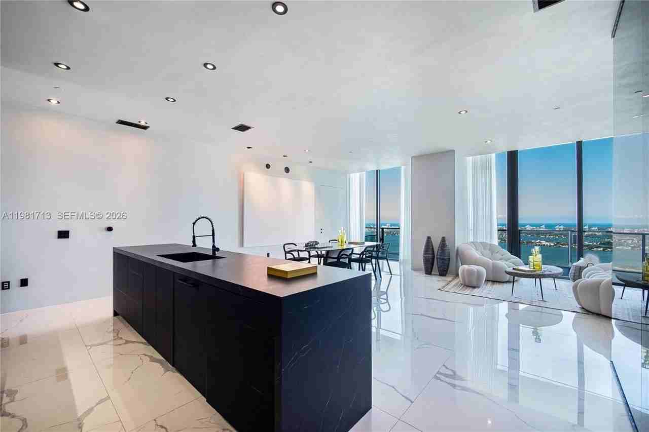 650 Ne 32nd St - Photo 4 of 27