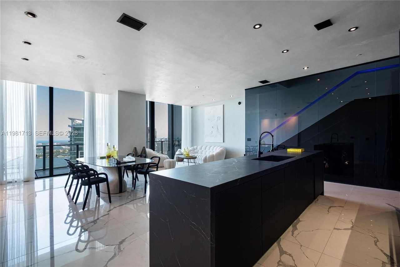 650 Ne 32nd St - Photo 5 of 27