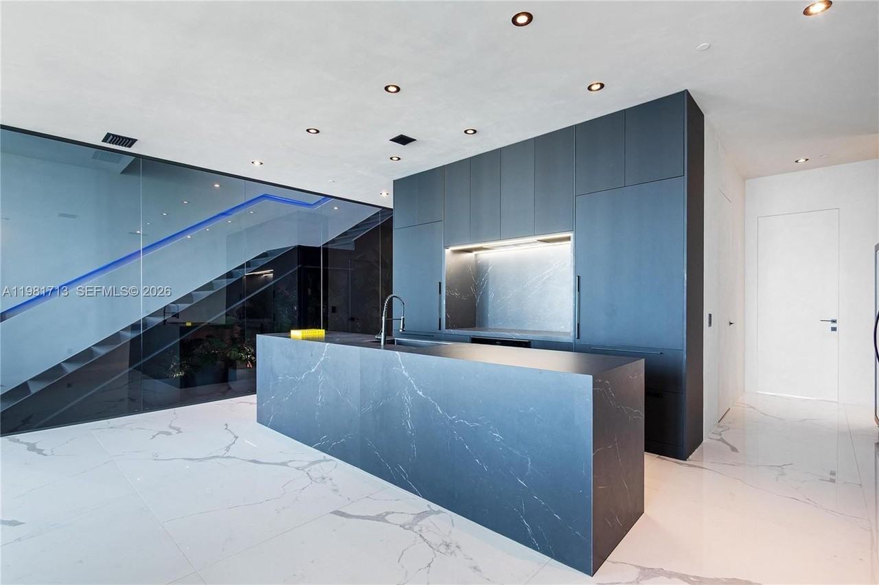 650 Ne 32nd St - Photo 6 of 27