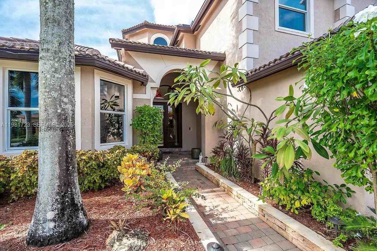 3182 Sw 189th Ave - Photo 3 of 33