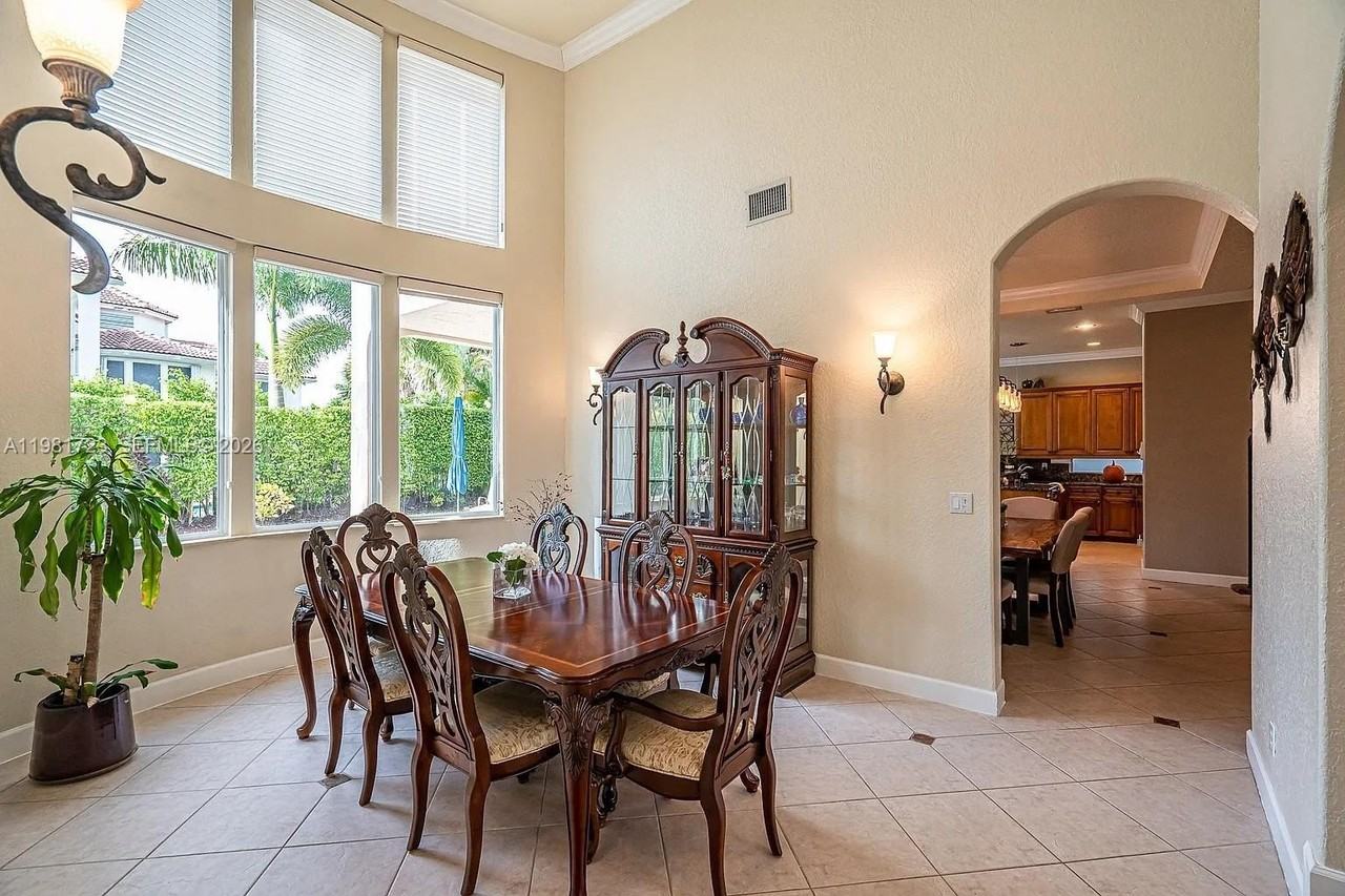 3182 Sw 189th Ave - Photo 5 of 33