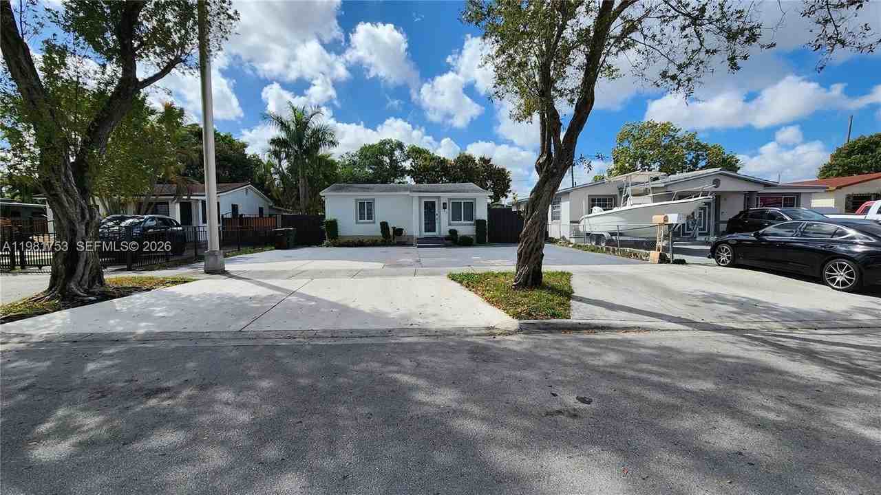 734 W 32nd St #734 - Photo 2 of 39