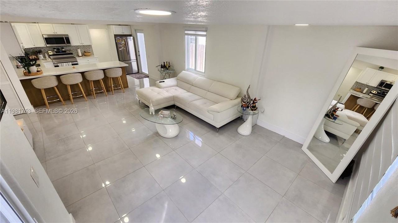 734 W 32nd St #734 - Photo 4 of 39