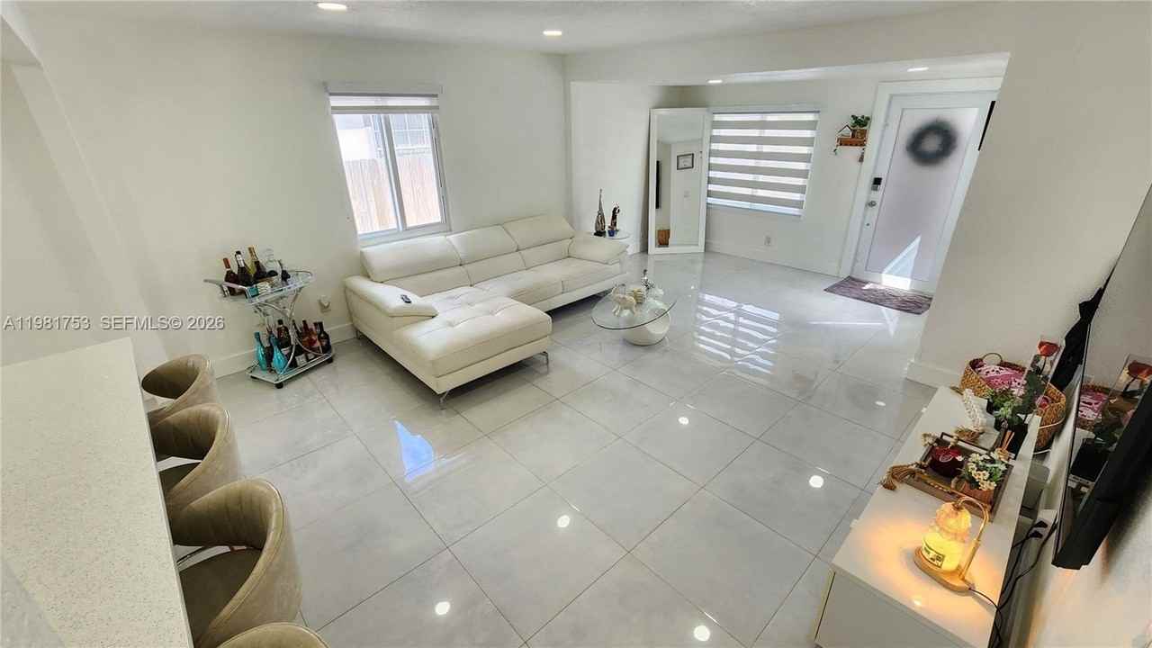 734 W 32nd St #734 - Photo 5 of 39