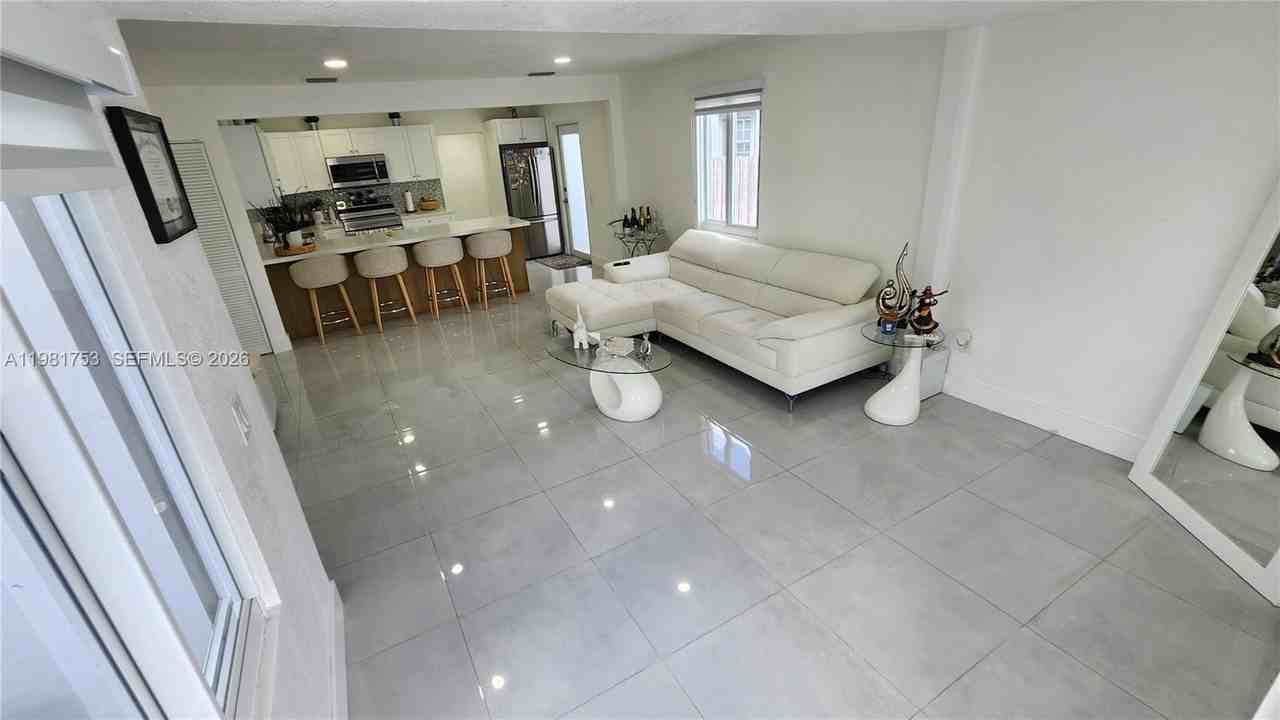 734 W 32nd St #734 - Photo 6 of 39