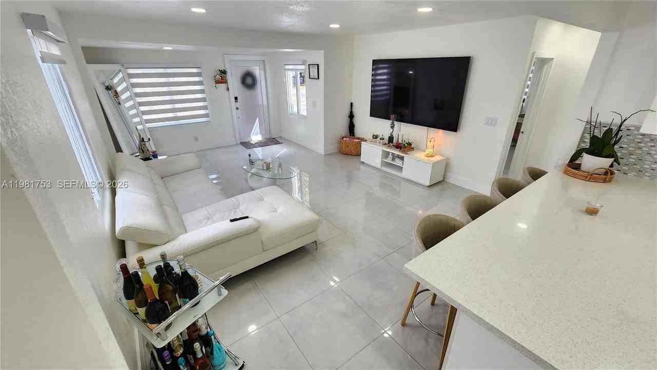 734 W 32nd St #734 - Photo 7 of 39