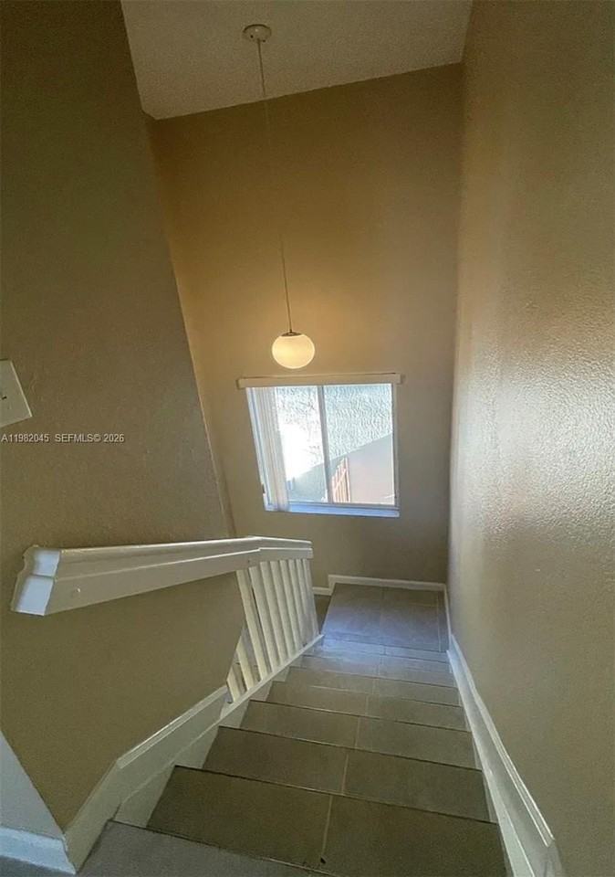 390 Ne 35th Ave #0 - Photo 5 of 24