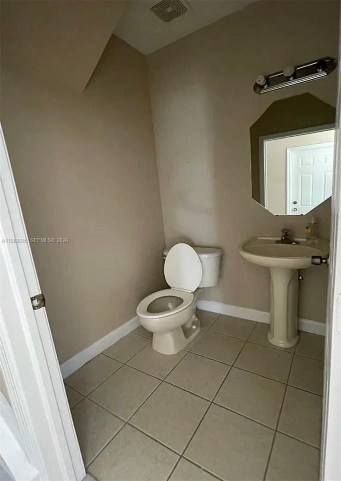 390 Ne 35th Ave #0 - Photo 7 of 24