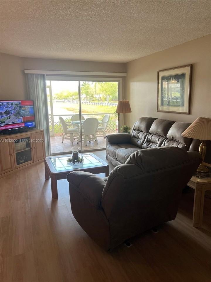 2525 Se 19th Pl #105B - Photo 2 of 11