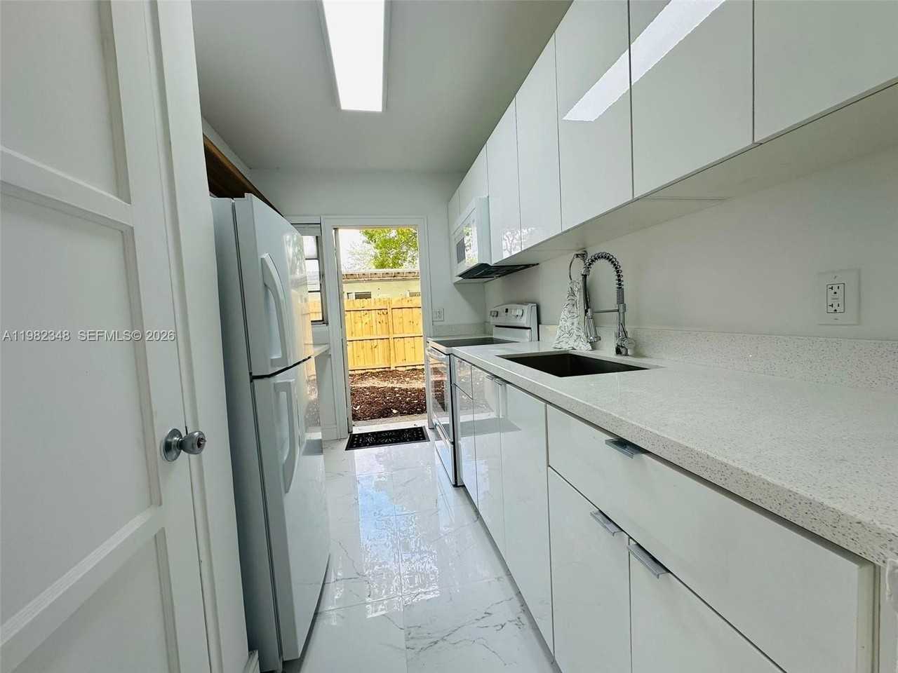 407 Se 14th Ct SE 14th Ct #3 - Photo 7 of 16