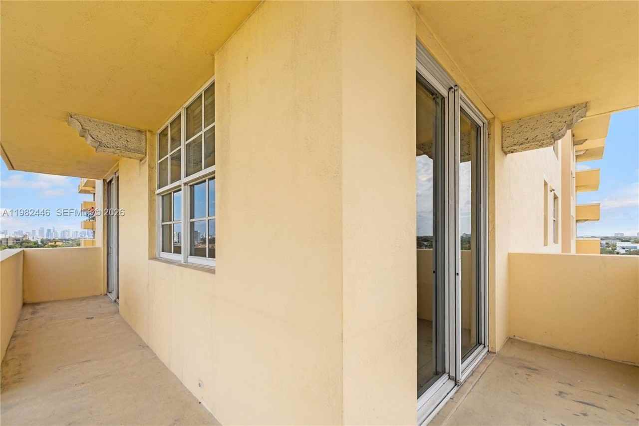 215 Sw 42nd Ave #801 - Photo 7 of 31