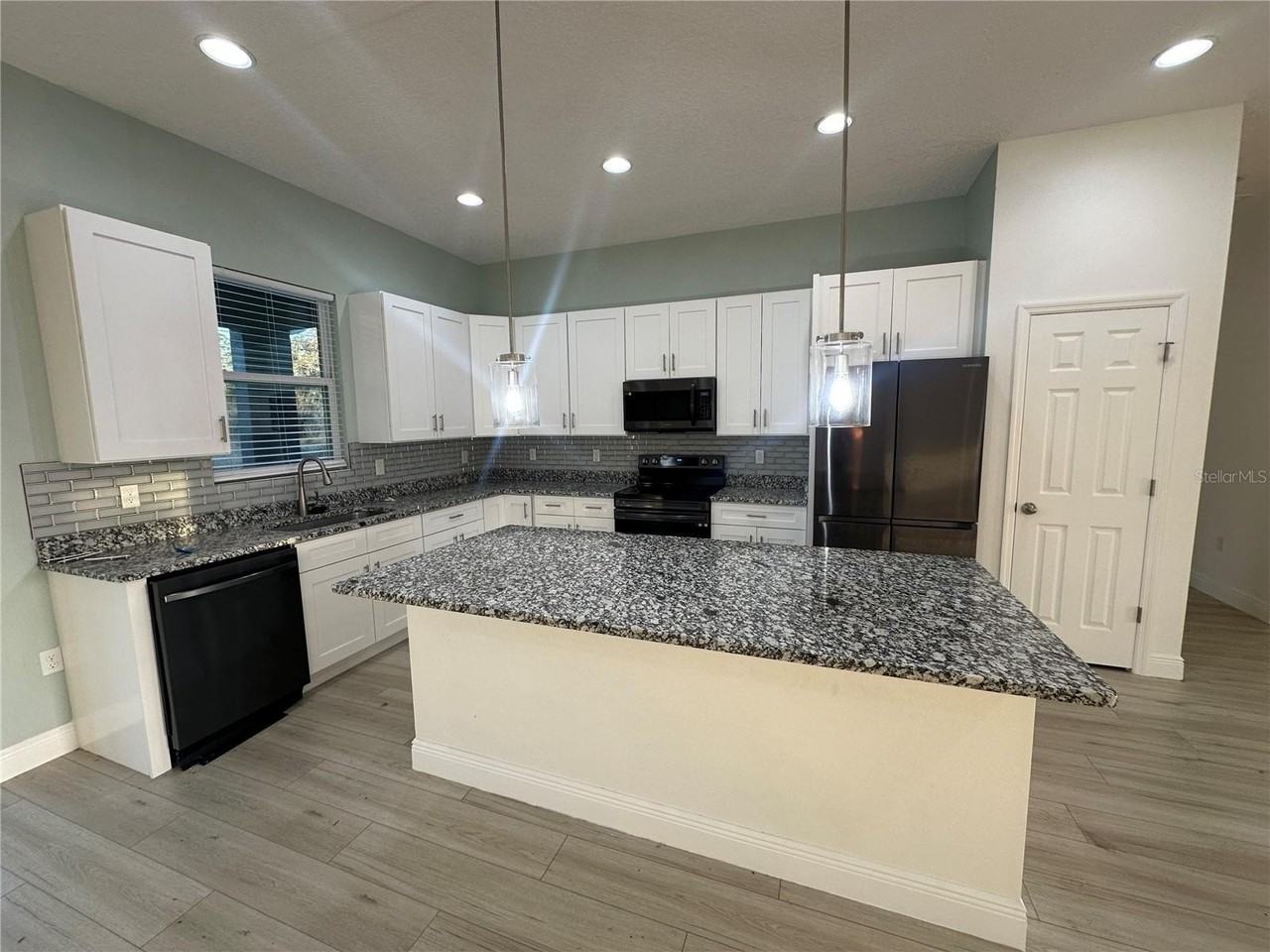 1105 Saint Nicholas Ave - Photo 5 of 20