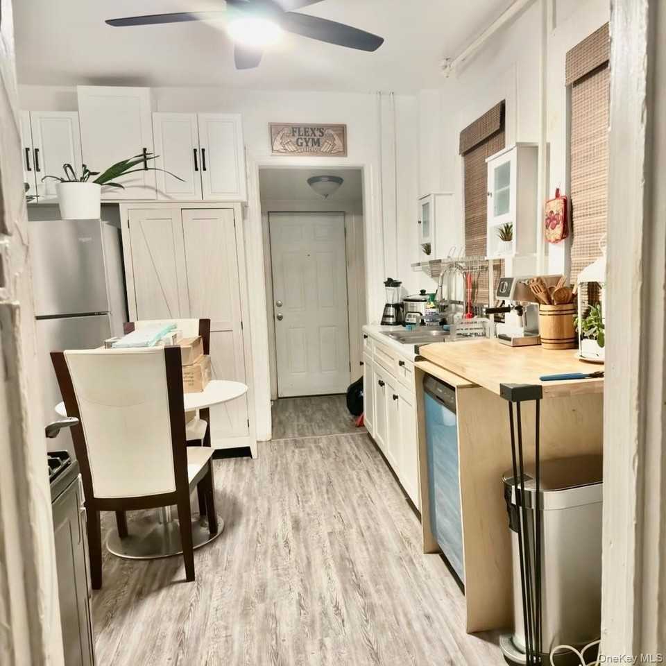 248 Lawrence Ave - Photo 5 of 6