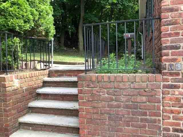 49 Congers Rd Apt 7 - Photo 2 of 11