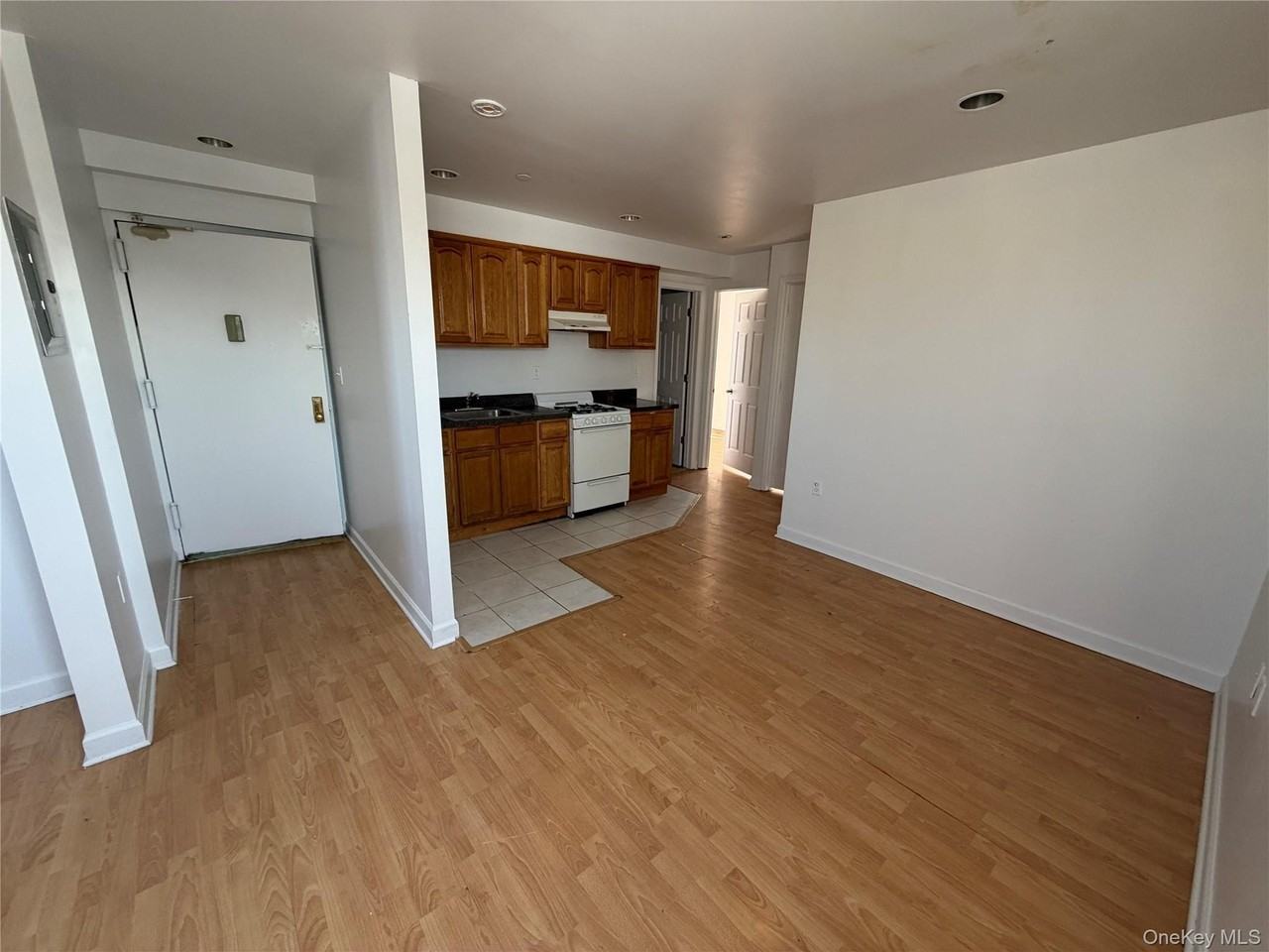 2381 Belmont Ave Apt 6a - Photo 5 of 17