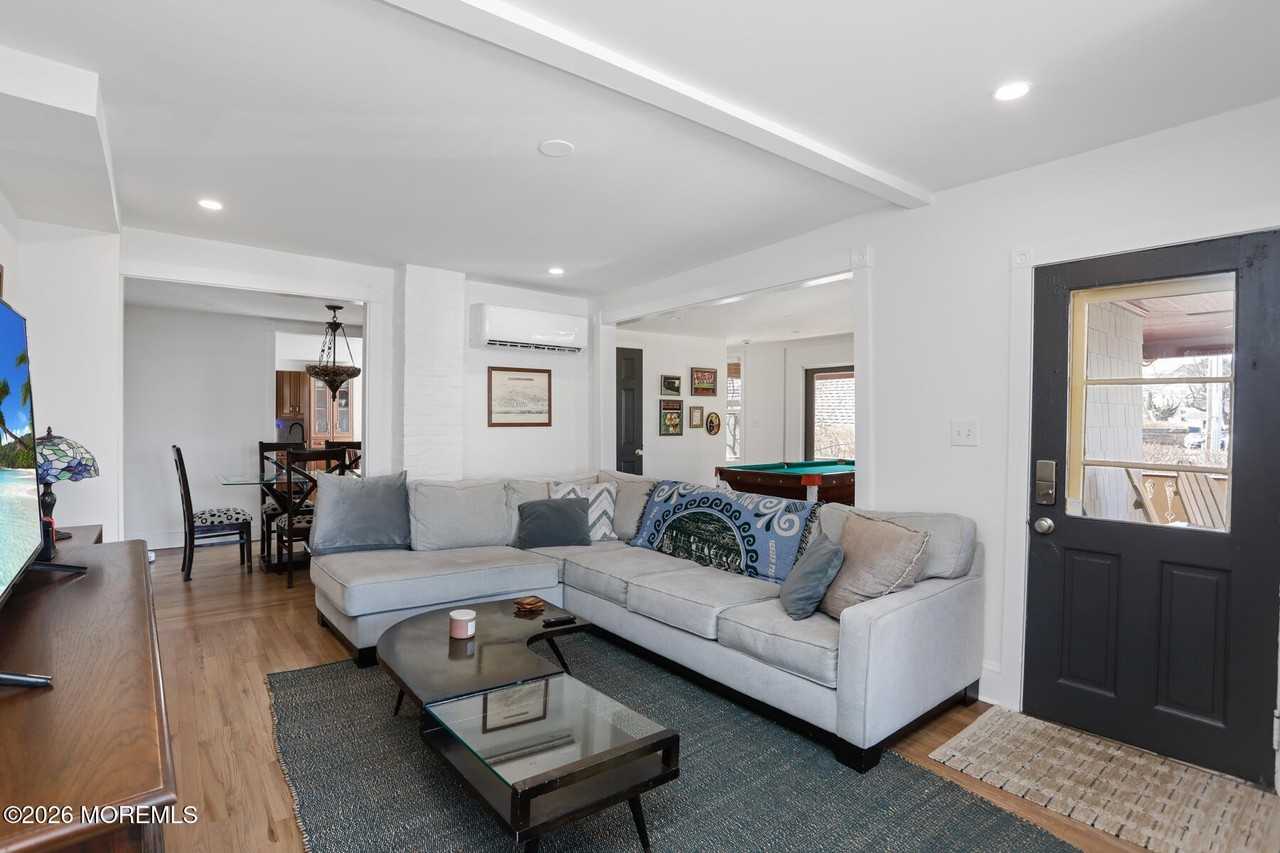 64 Asbury Ave - Photo 4 of 33