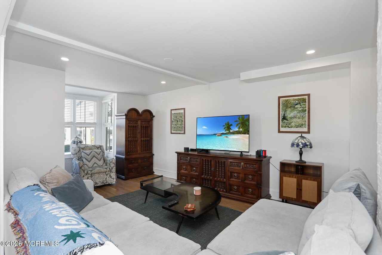 64 Asbury Ave - Photo 6 of 33