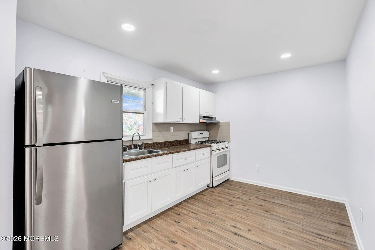 105 Clark St - Photo 4 of 9