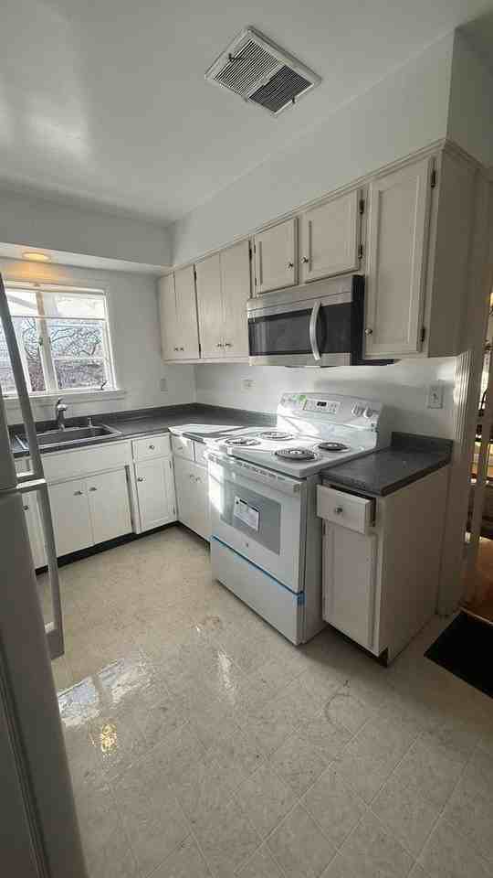 1923 Sherman Ave Apt 3n - Photo 4 of 10