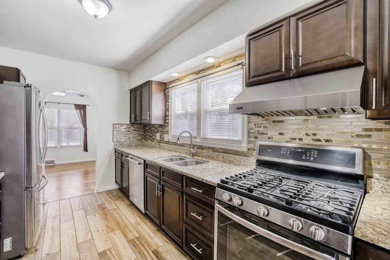 626 N Hough St - Photo 7 of 22