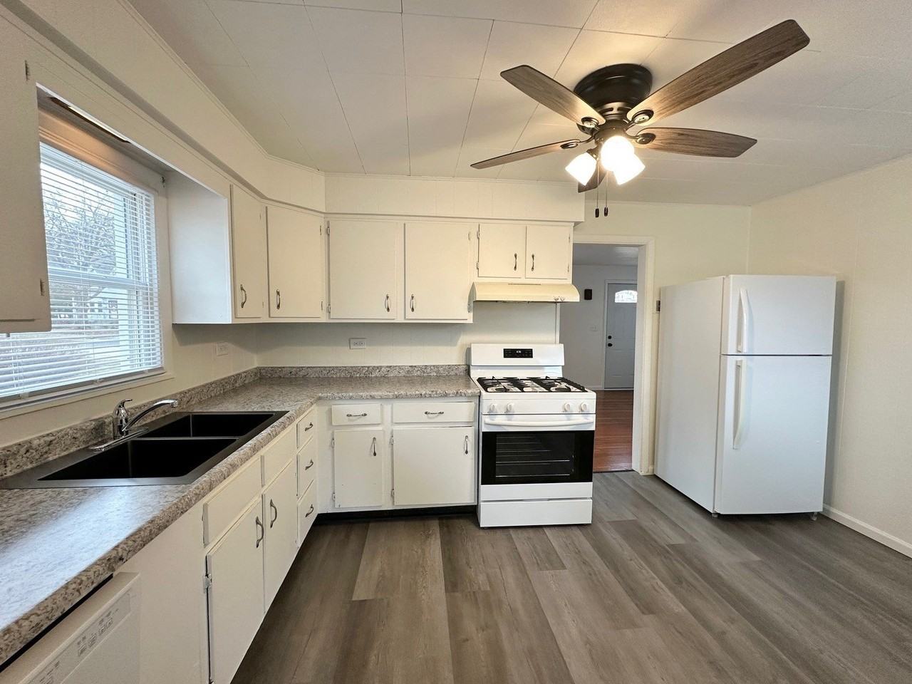 858 Clay St - Photo 5 of 17