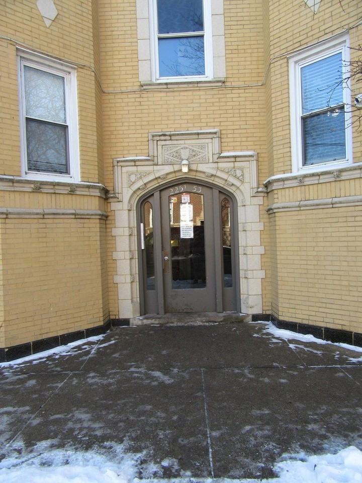 2251 W Rosemont Ave Apt 1 - Photo 2 of 17