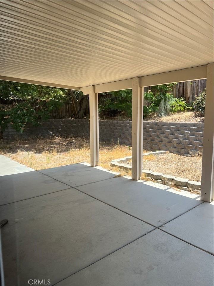 17605 Landis Dr - Photo 2 of 11