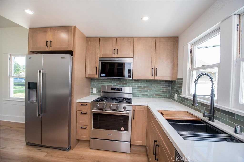 1107 W Grand Blvd - Photo 3 of 26