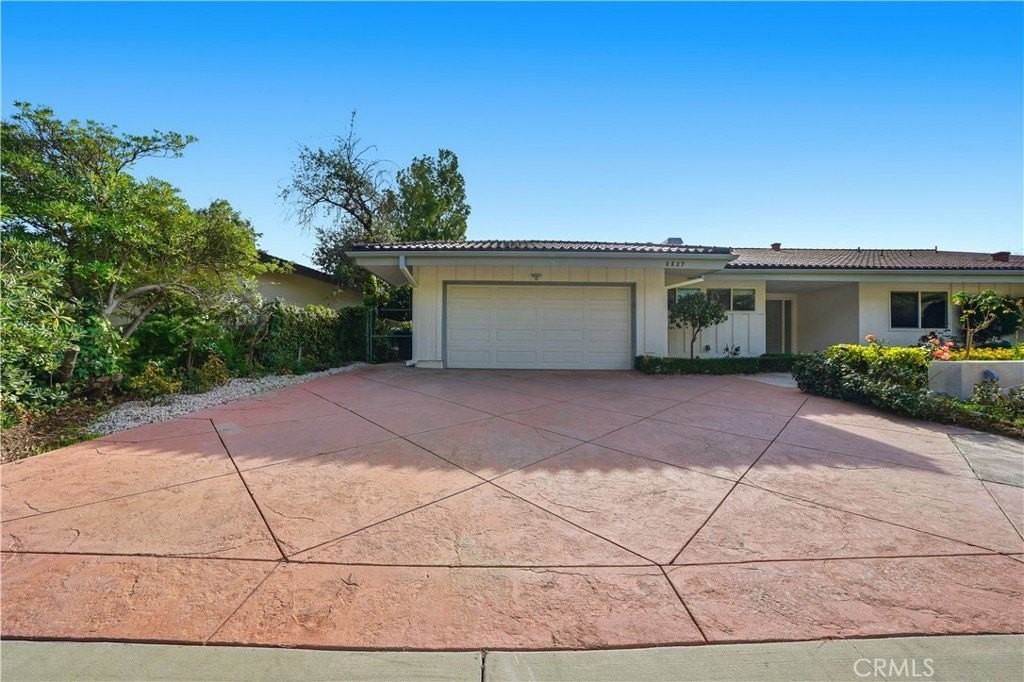 5527 Burning Tree Dr - Photo 2 of 50