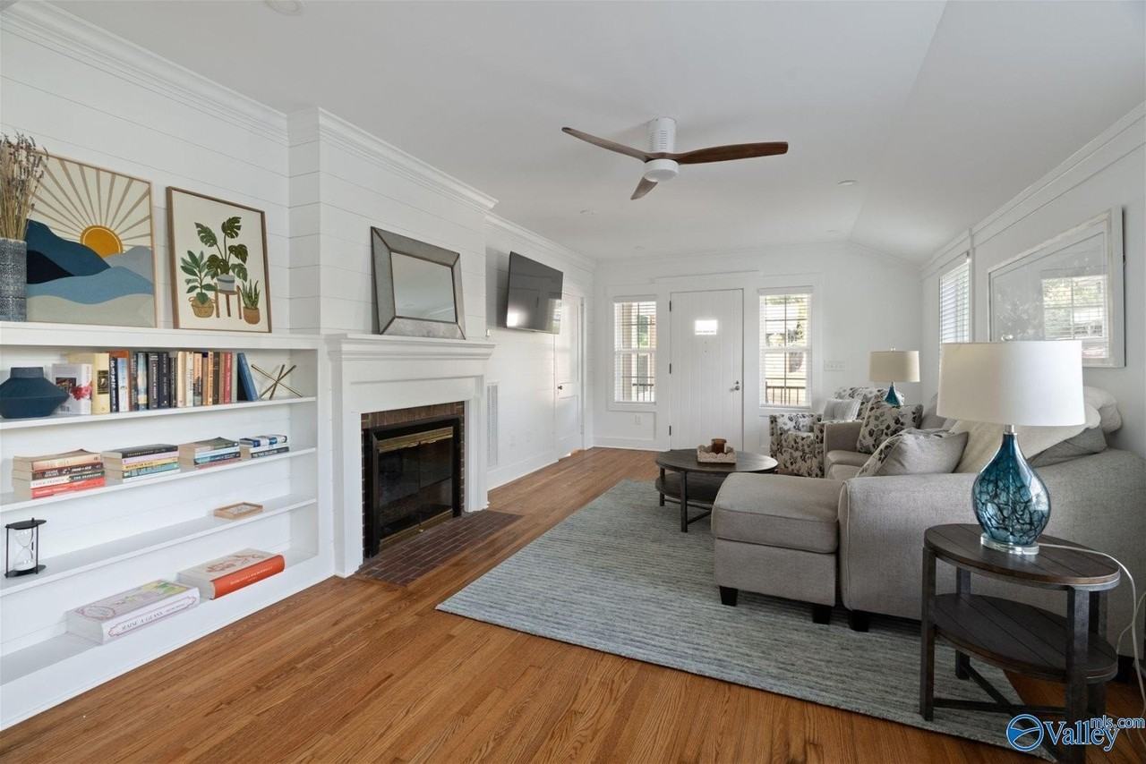 2217 Scott St - Photo 4 of 11