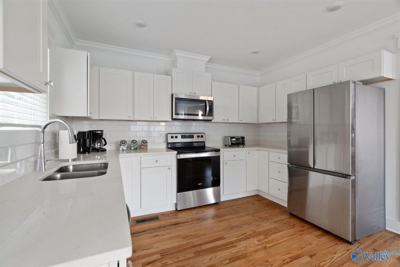 2217 Scott St - Photo 5 of 11