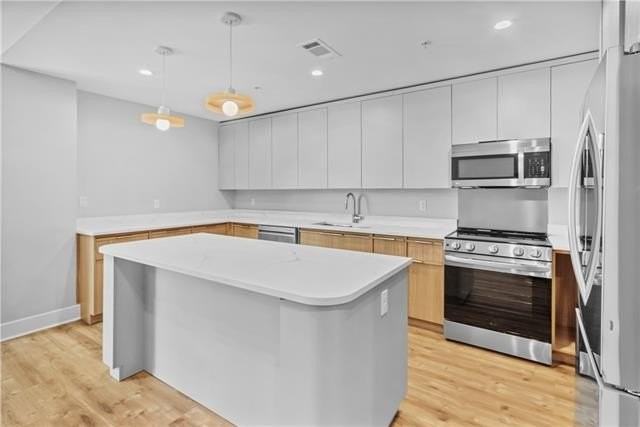 625 Jackson Ave - Photo 4 of 14