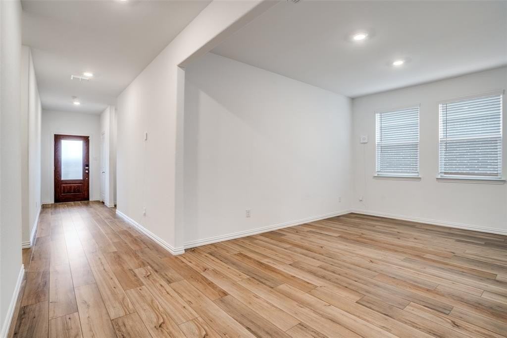 1220 Mahogany Ln - Photo 4 of 37