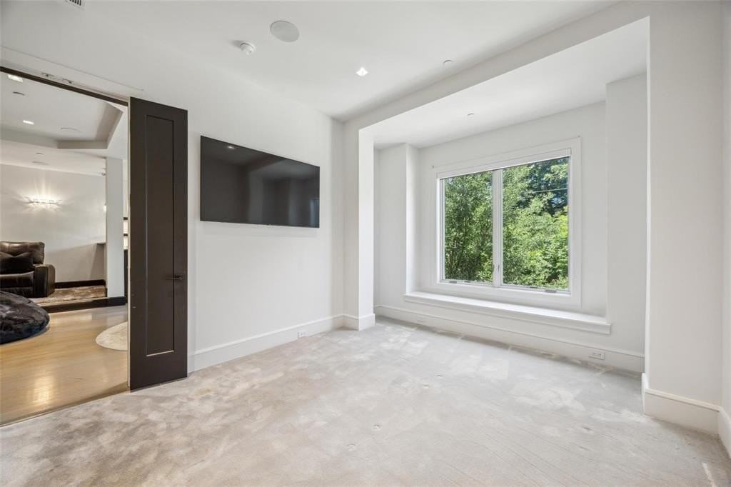 2210 Boll St - Photo 3 of 30