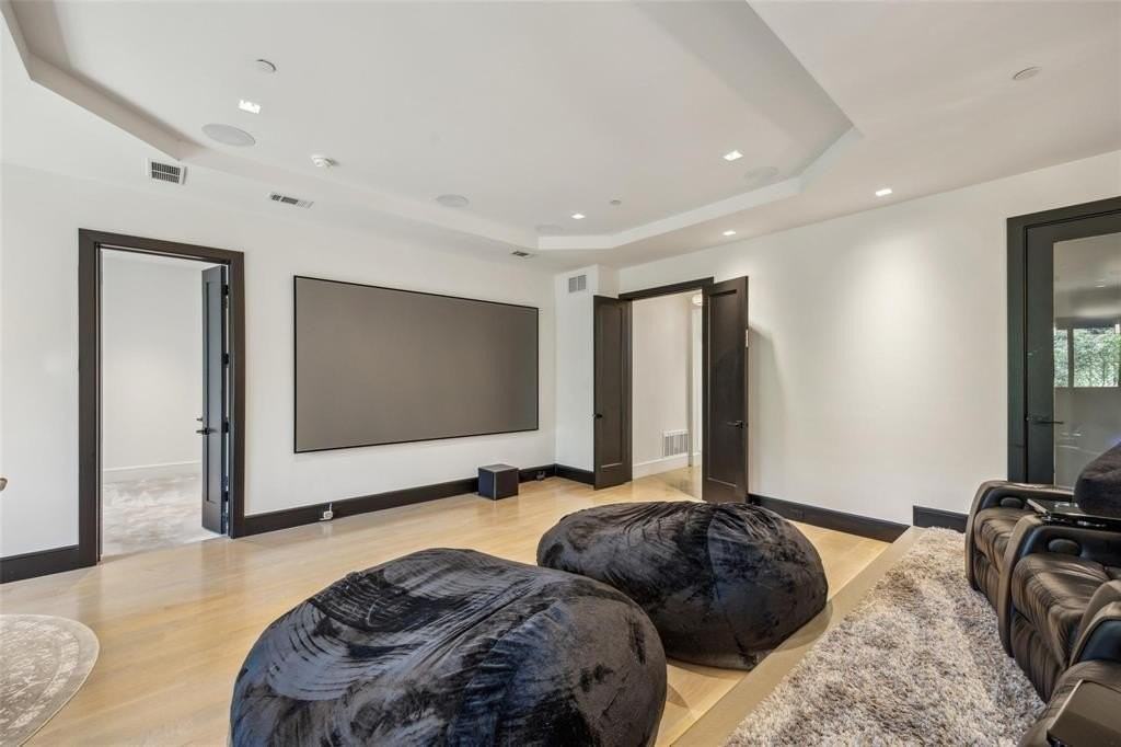 2210 Boll St - Photo 4 of 30