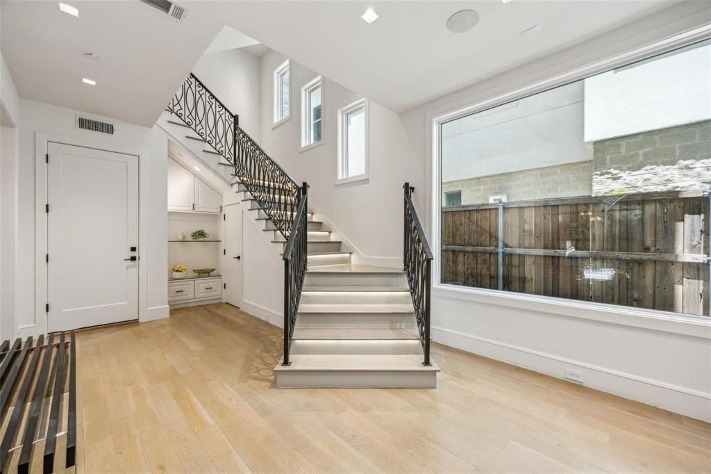 2210 Boll St - Photo 6 of 30