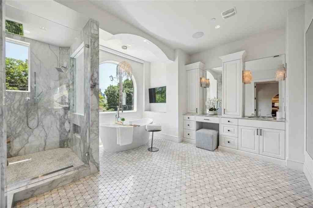 2210 Boll St - Photo 7 of 30