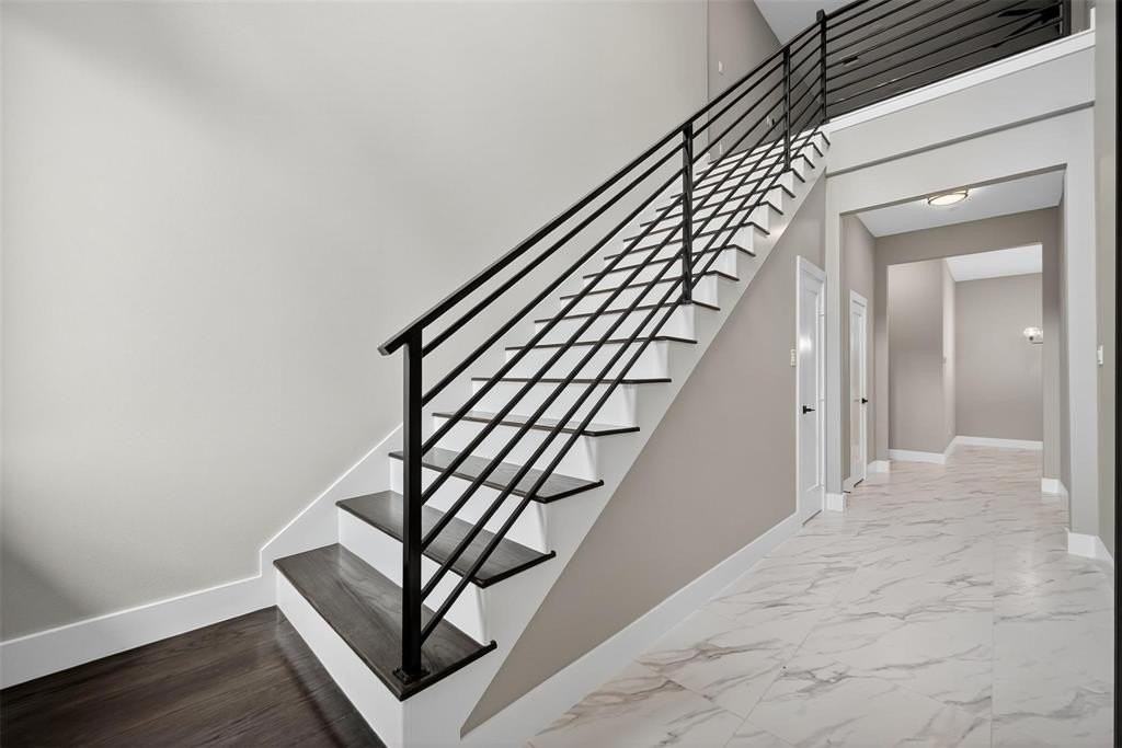 2366 Usmen Dr - Photo 3 of 32