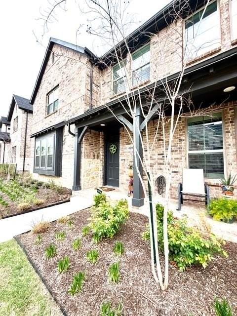 420 Parkside Dr - Photo 2 of 9