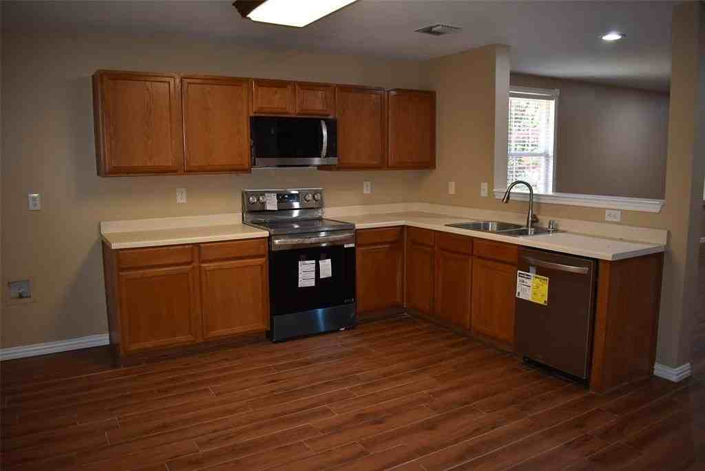 721 Pickwick Ln - Photo 5 of 19