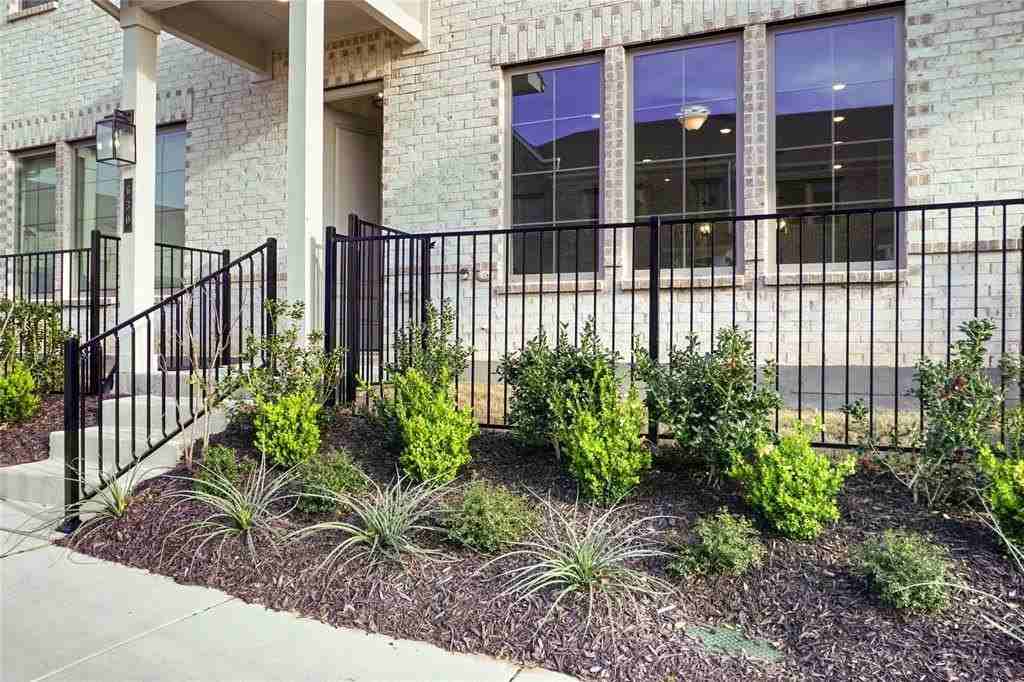 631 Redwood Way - Photo 3 of 30