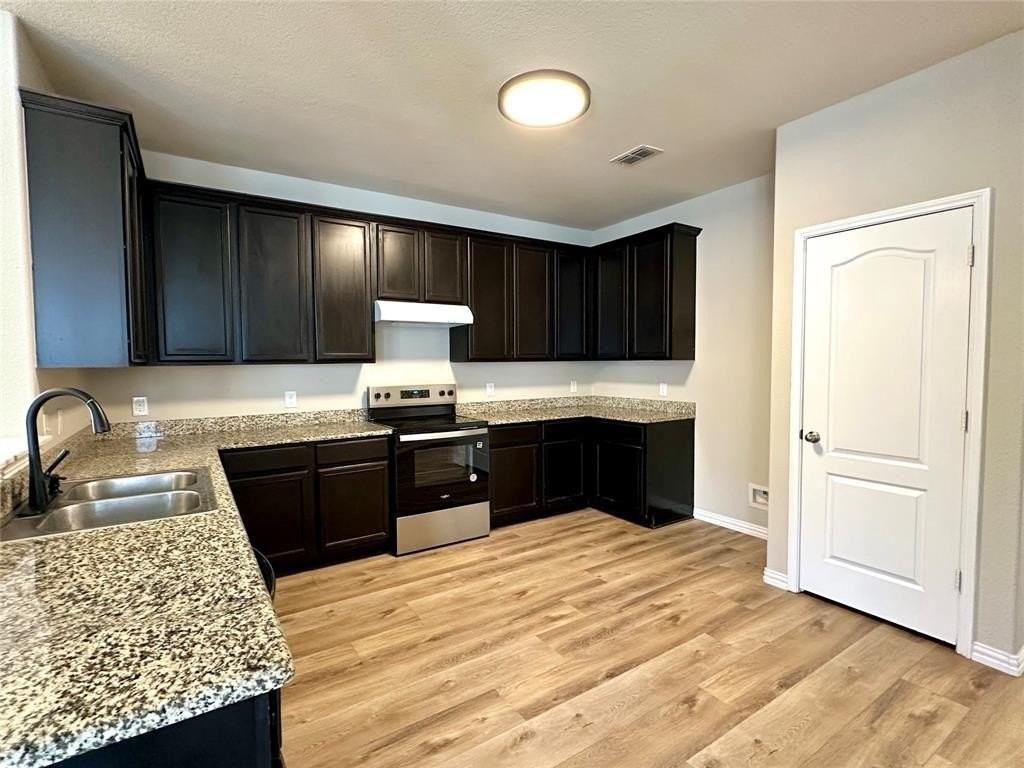 725 Hartsfield St - Photo 2 of 22