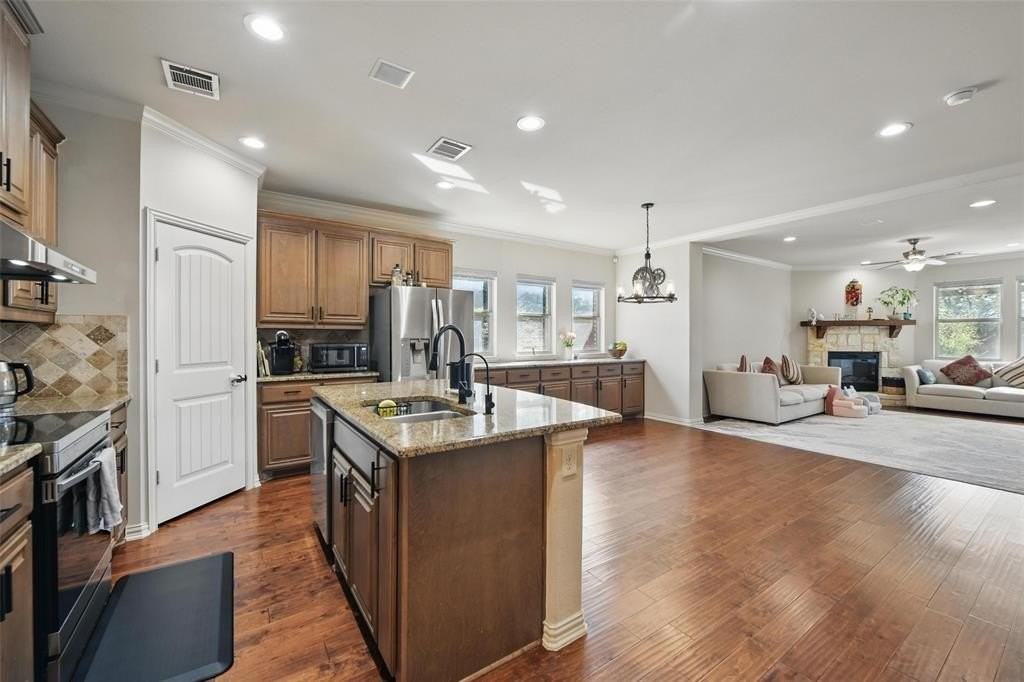 601 Crestridge Cir - Photo 5 of 40