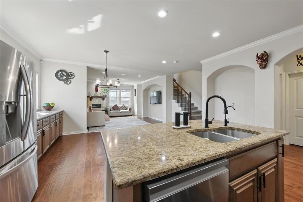 601 Crestridge Cir - Photo 7 of 40